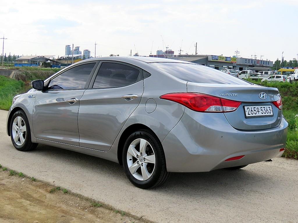 HYUNDAI Avante - Vista 3