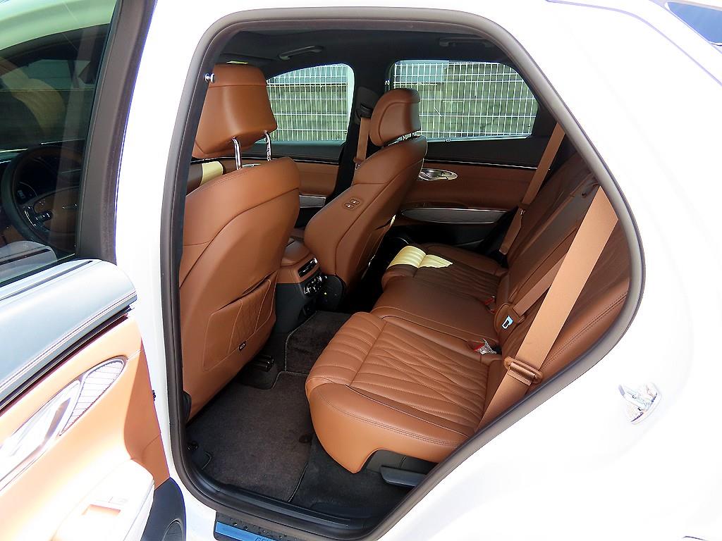 Genesis GV70 - Vista 6