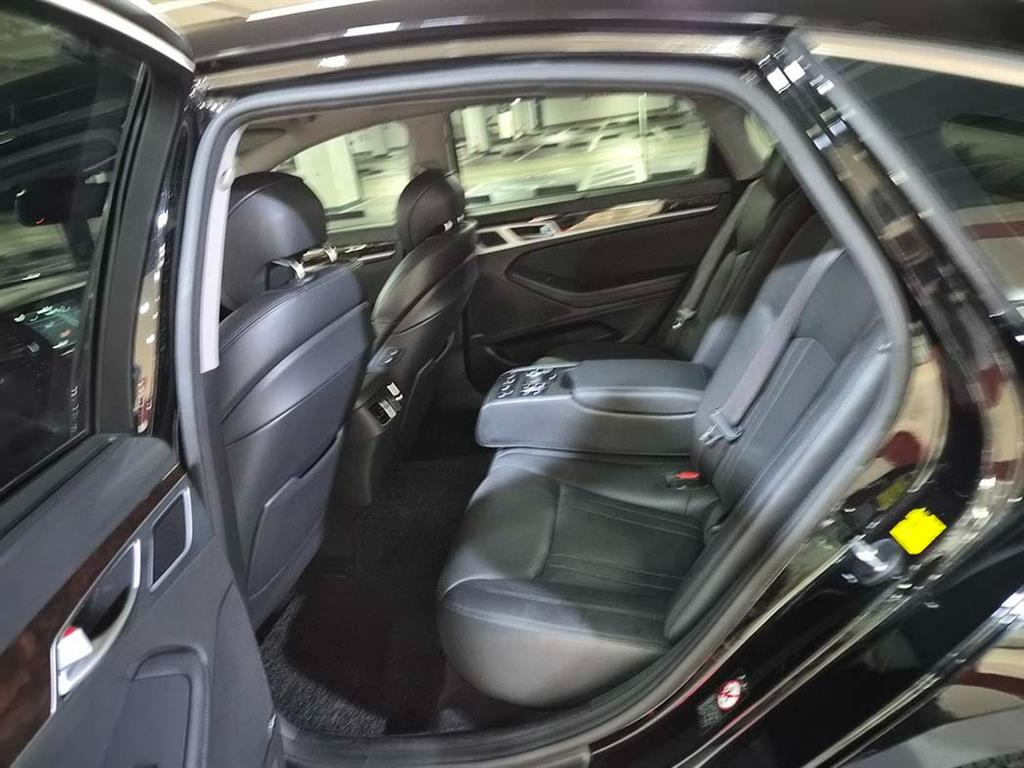 HYUNDAI Genesis - Vista 7