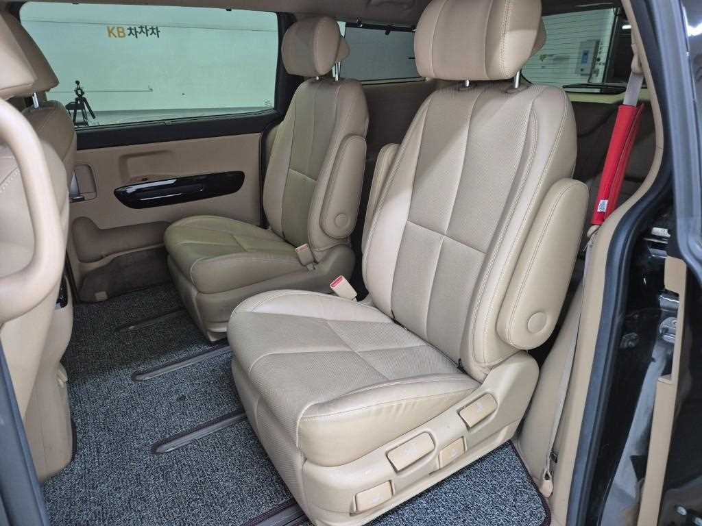 KIA Carnival - Vista 12
