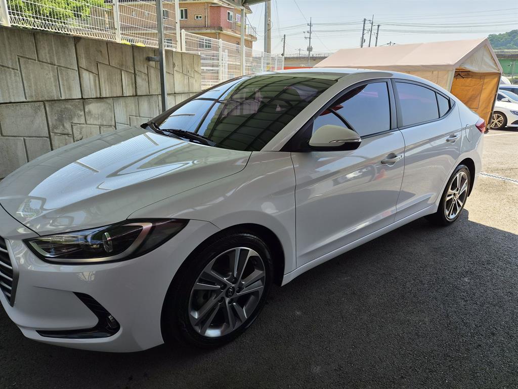 HYUNDAI Avante - Vista 2