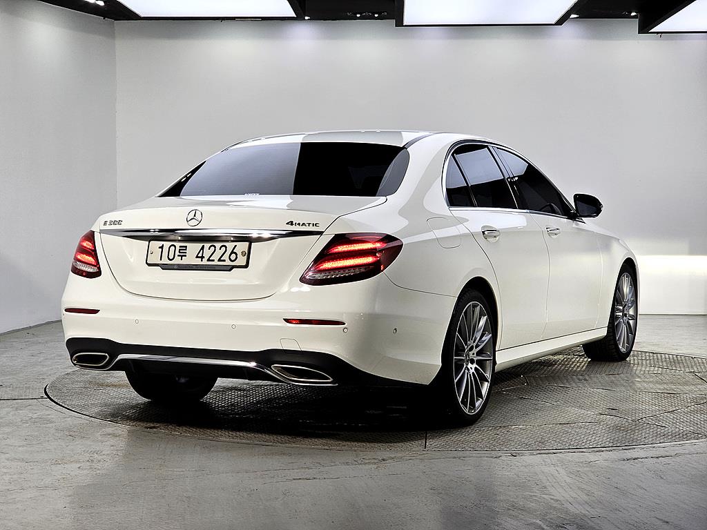 Mercedes Benz E class - Vista 4