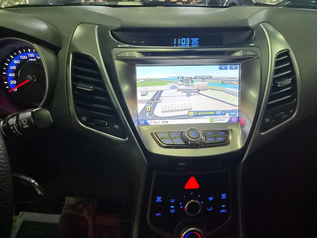 HYUNDAI Avante - Vista 8
