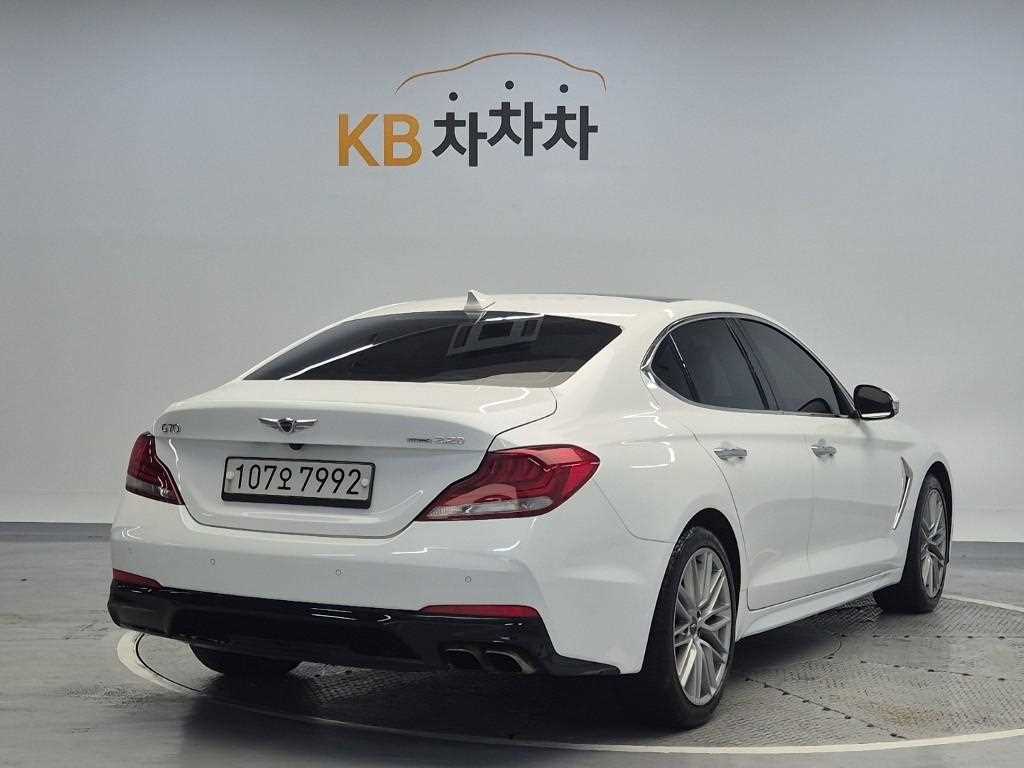 Genesis G70 - Vista 3
