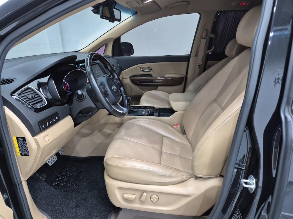 KIA Carnival - Vista 11