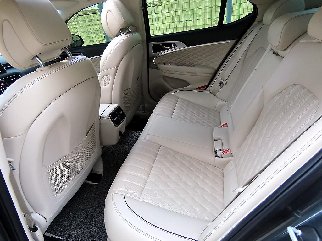 Genesis G70 - Vista 6