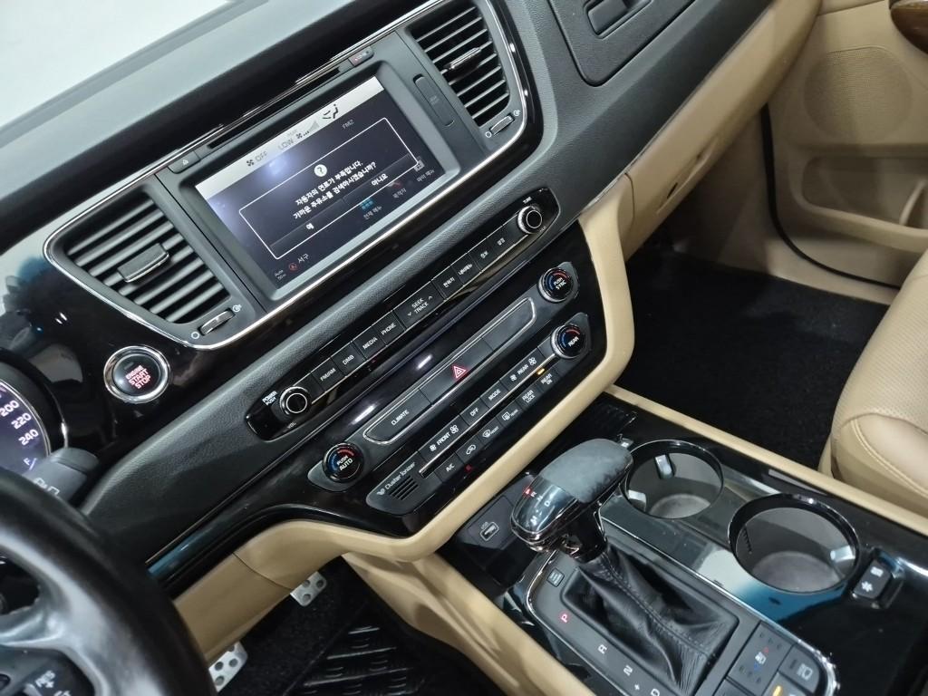 KIA Carnival - Vista 10