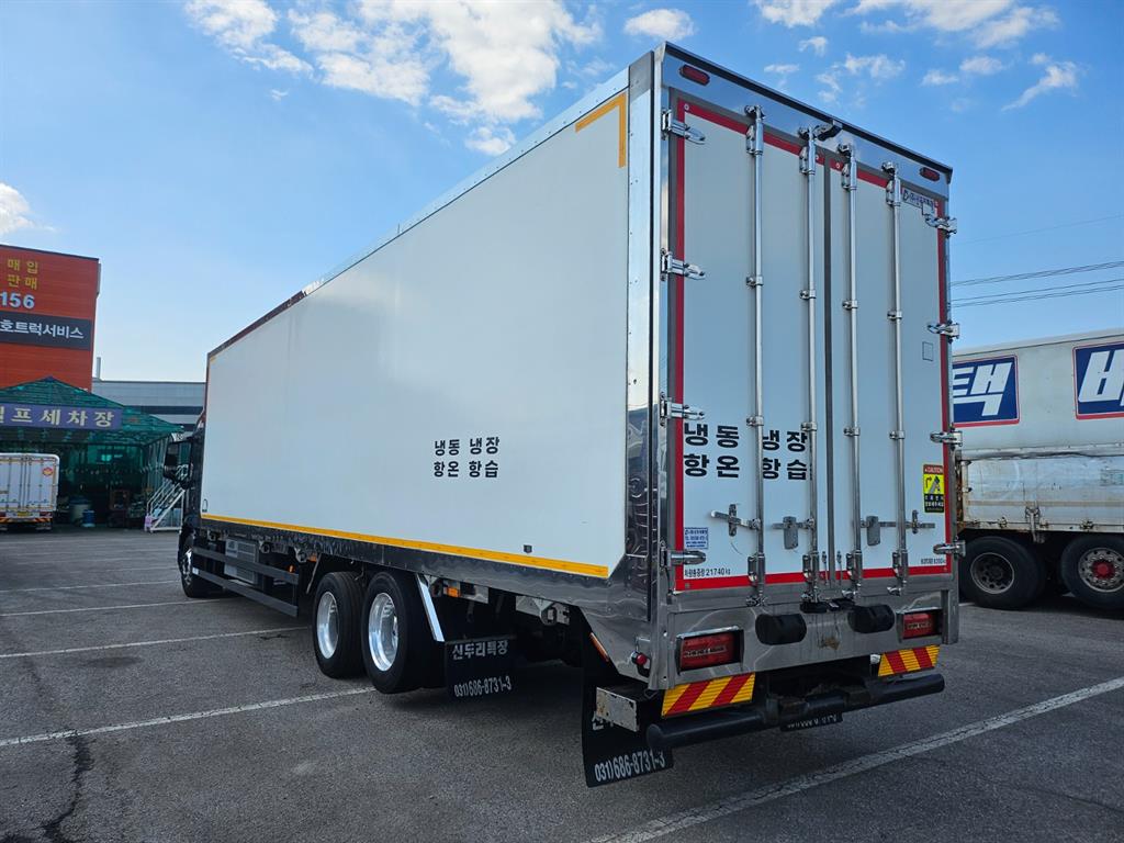 medium and large cargo truck - Vista 6