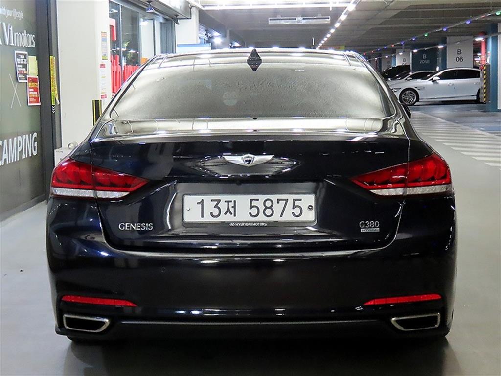 HYUNDAI Genesis - Vista 5