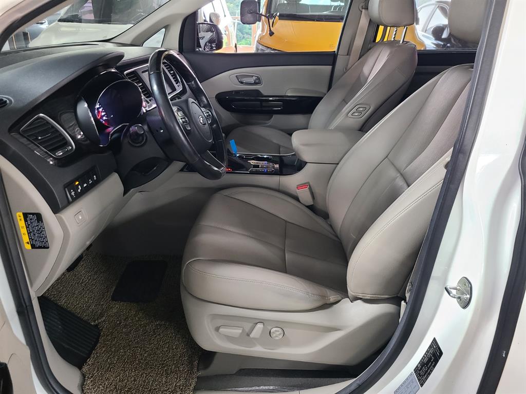 KIA Carnival - Vista 11