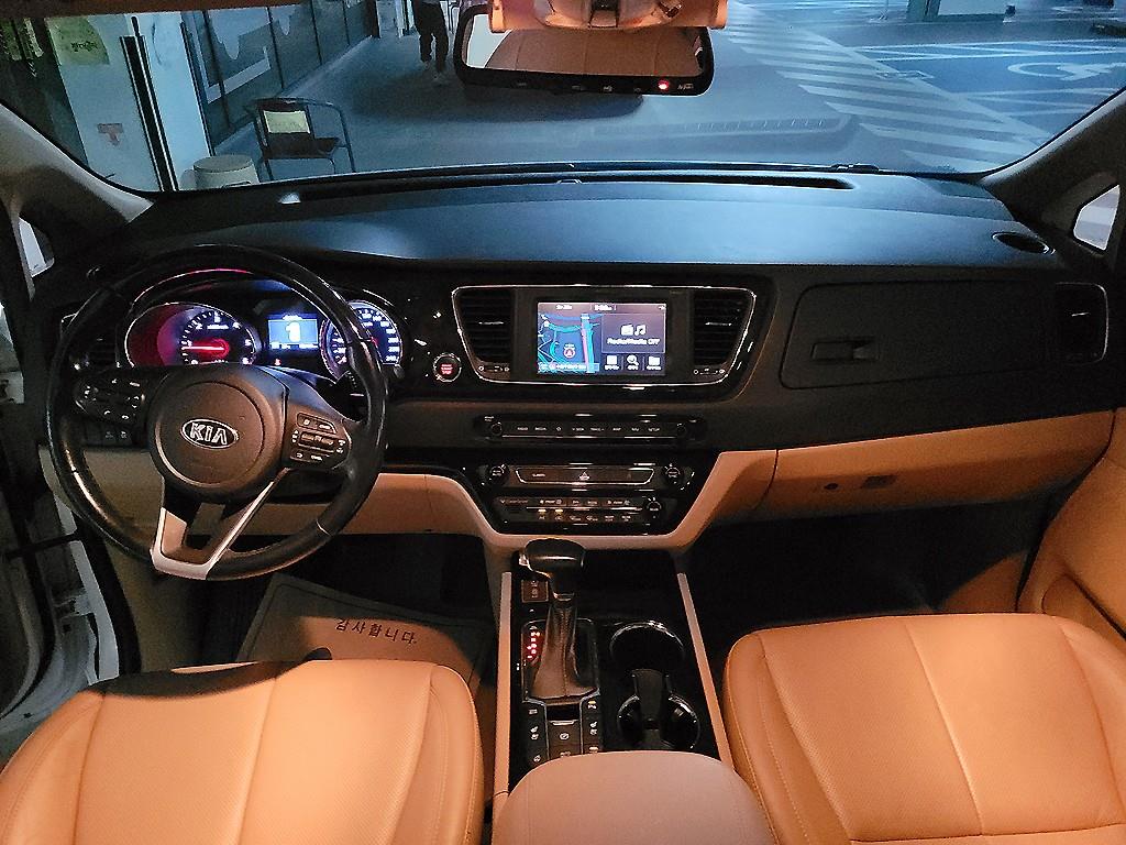 KIA Carnival - Vista 6