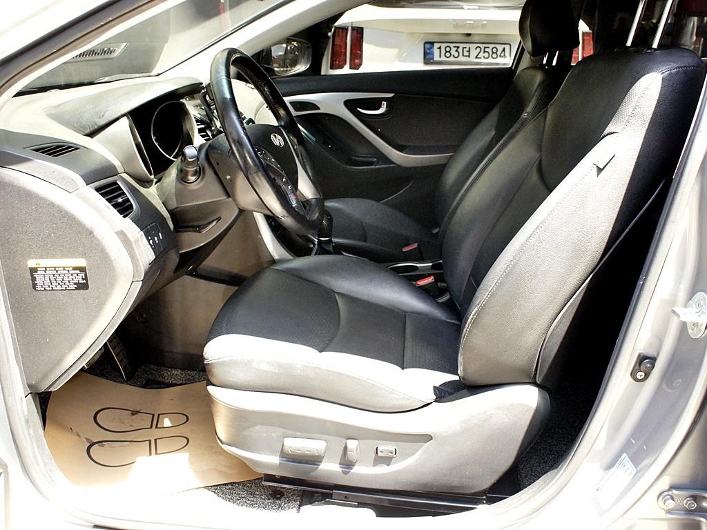 HYUNDAI Avante - Vista 9