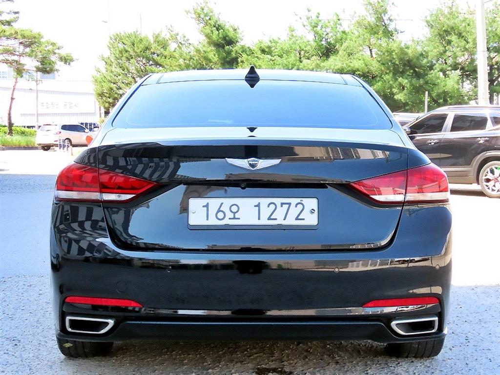 HYUNDAI Genesis - Vista 4