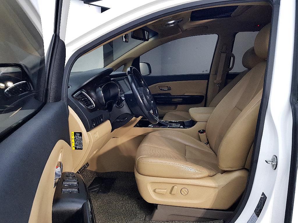 KIA Carnival - Vista 8
