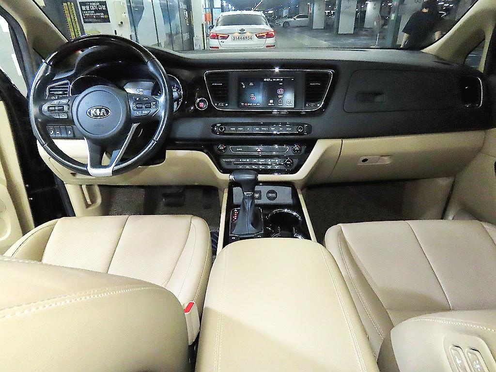 KIA Carnival - Vista 10