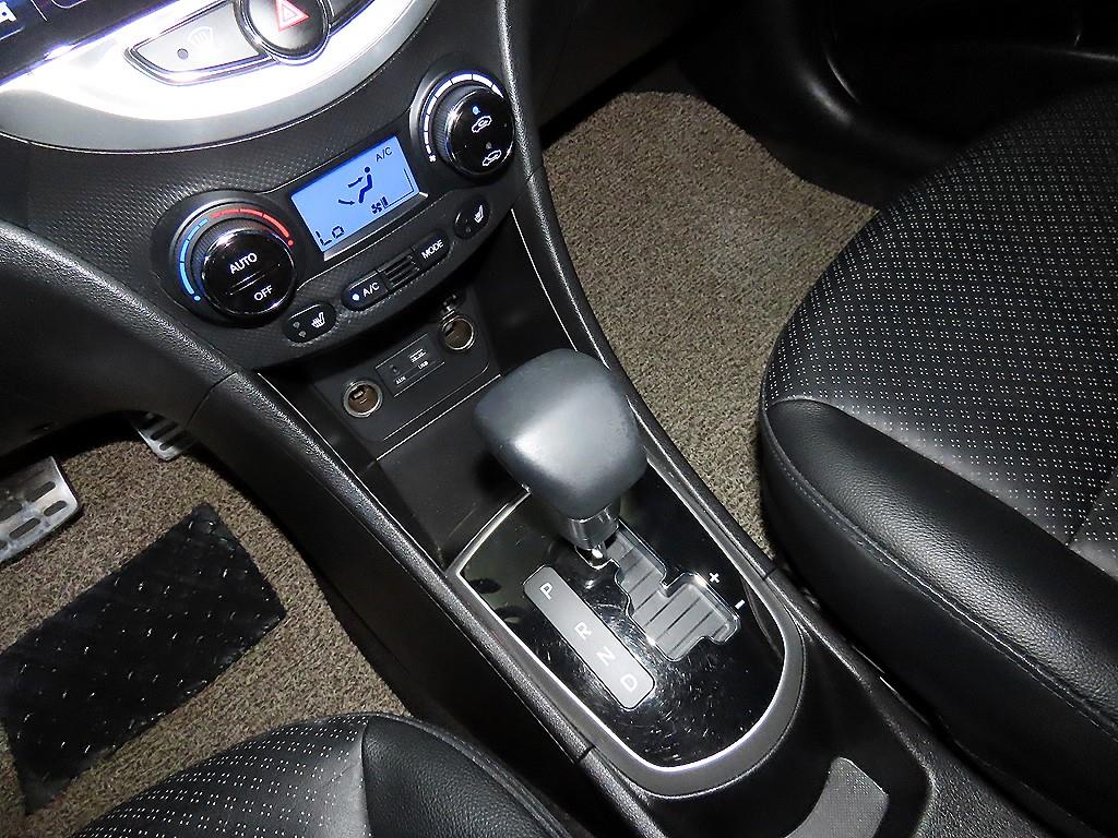 HYUNDAI Accent - Vista 12