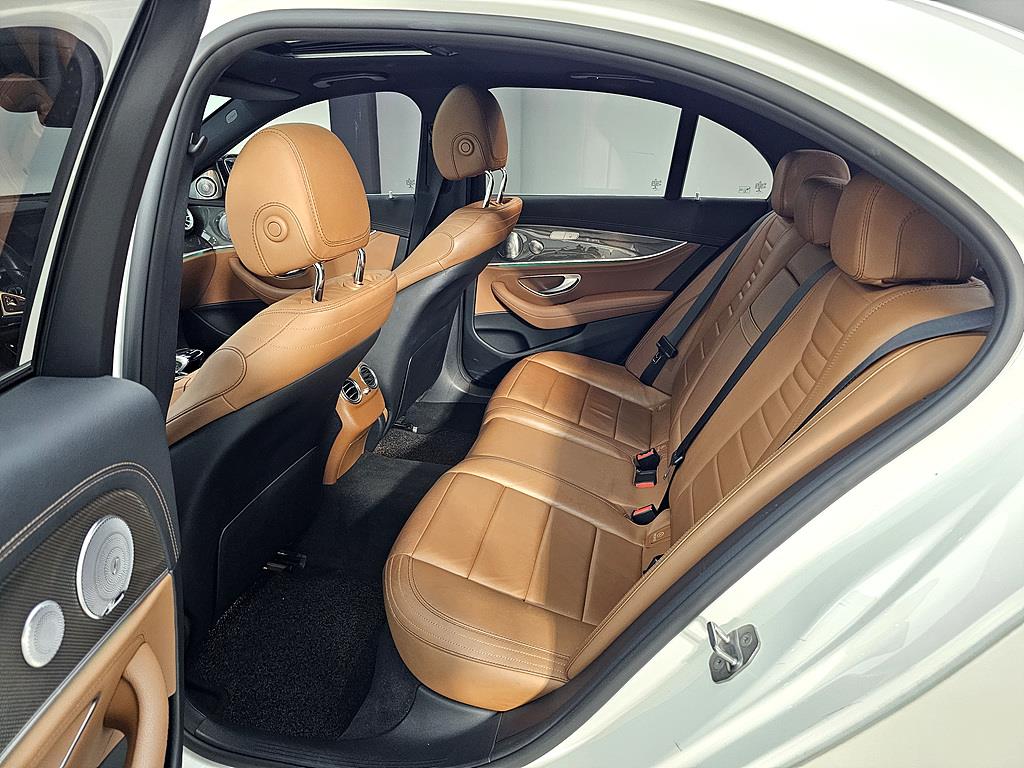 Mercedes Benz E class - Vista 9