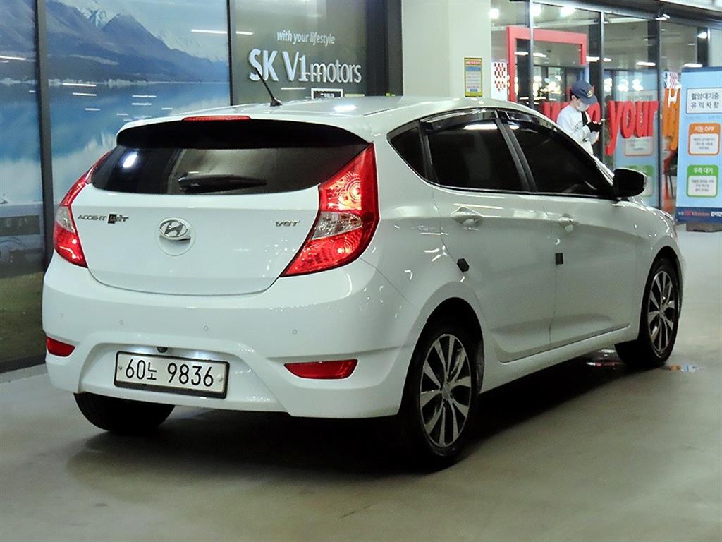 HYUNDAI Accent - Vista 4