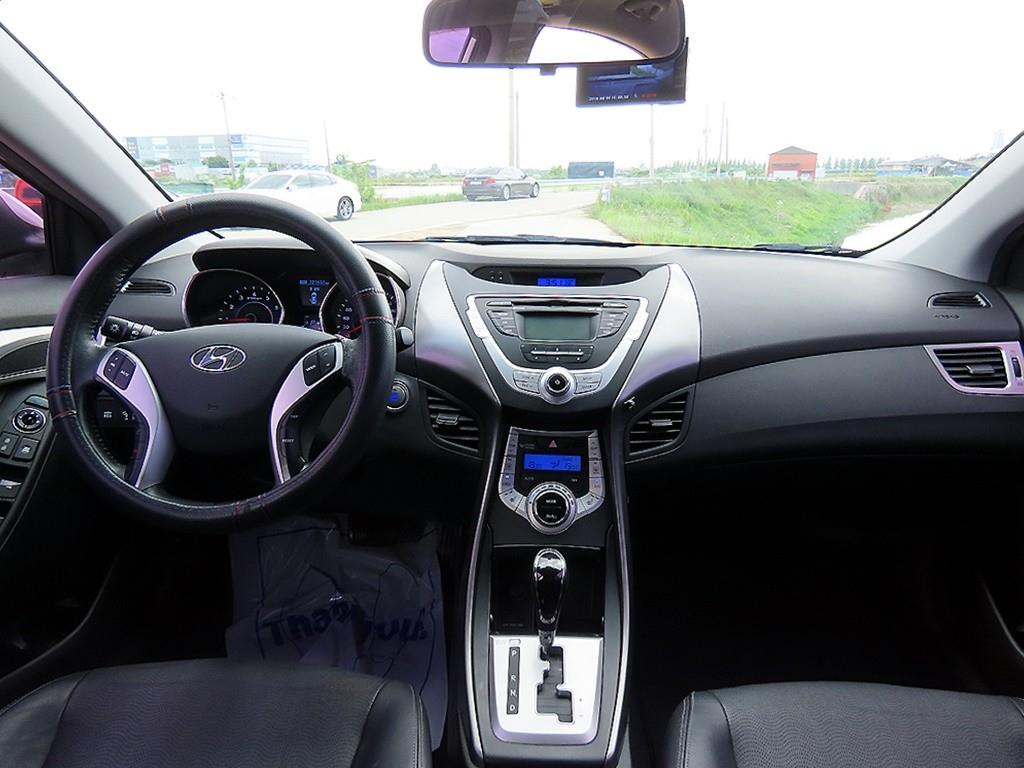 HYUNDAI Avante - Vista 9