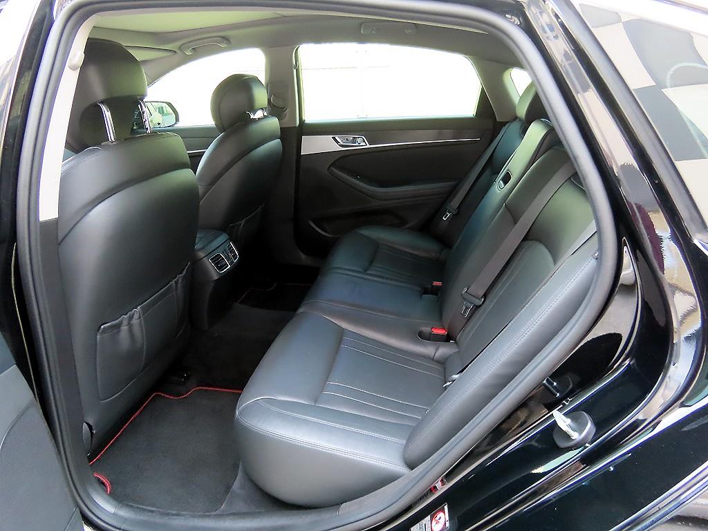 HYUNDAI Genesis - Vista 6