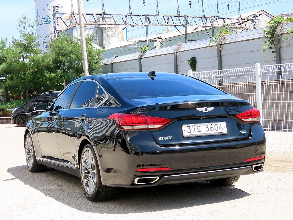 HYUNDAI Genesis - Vista 3