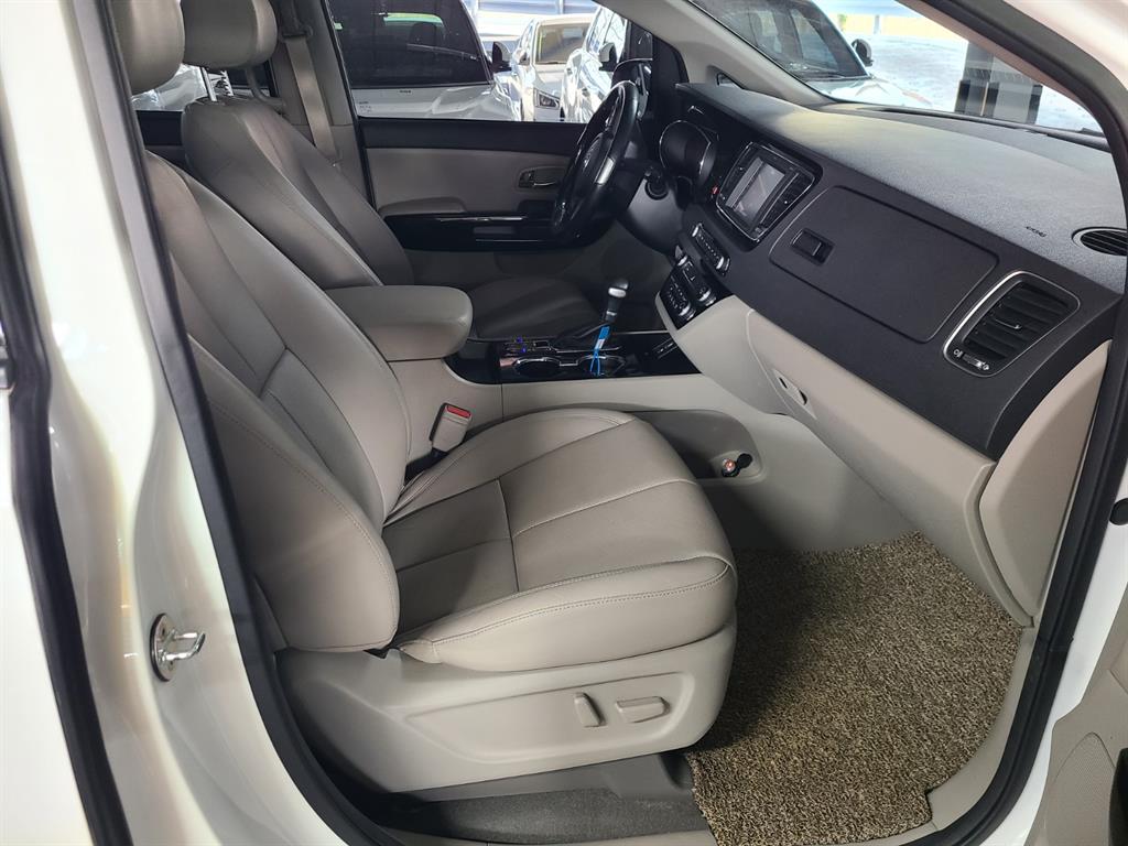 KIA Carnival - Vista 12