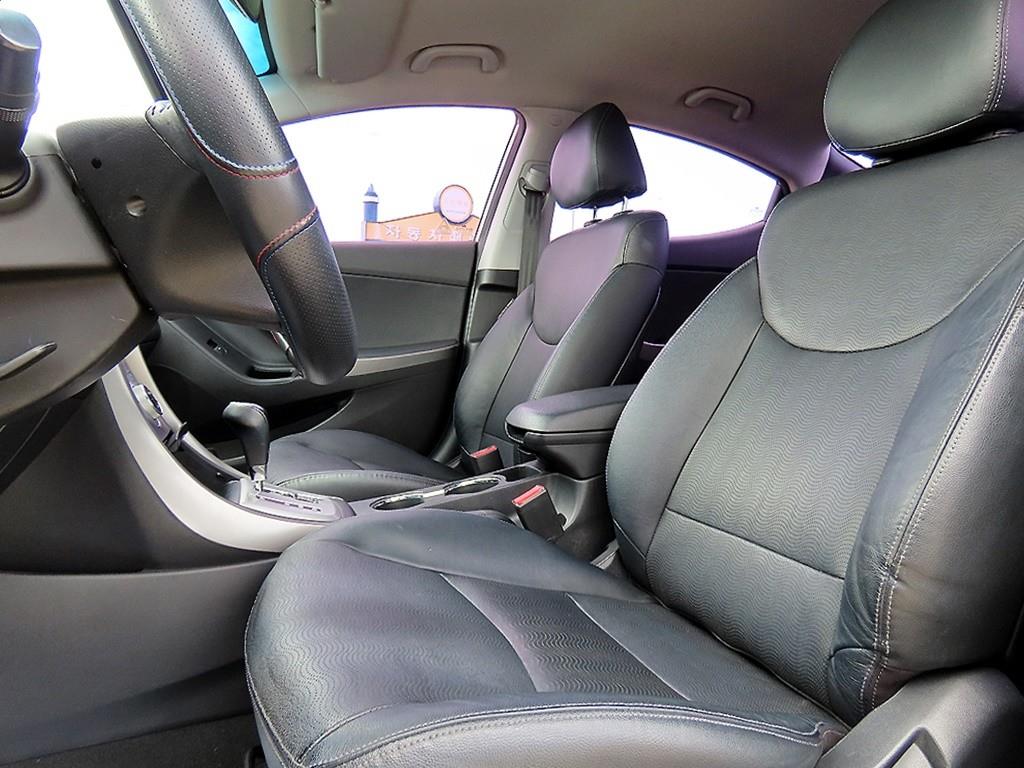 HYUNDAI Avante - Vista 5