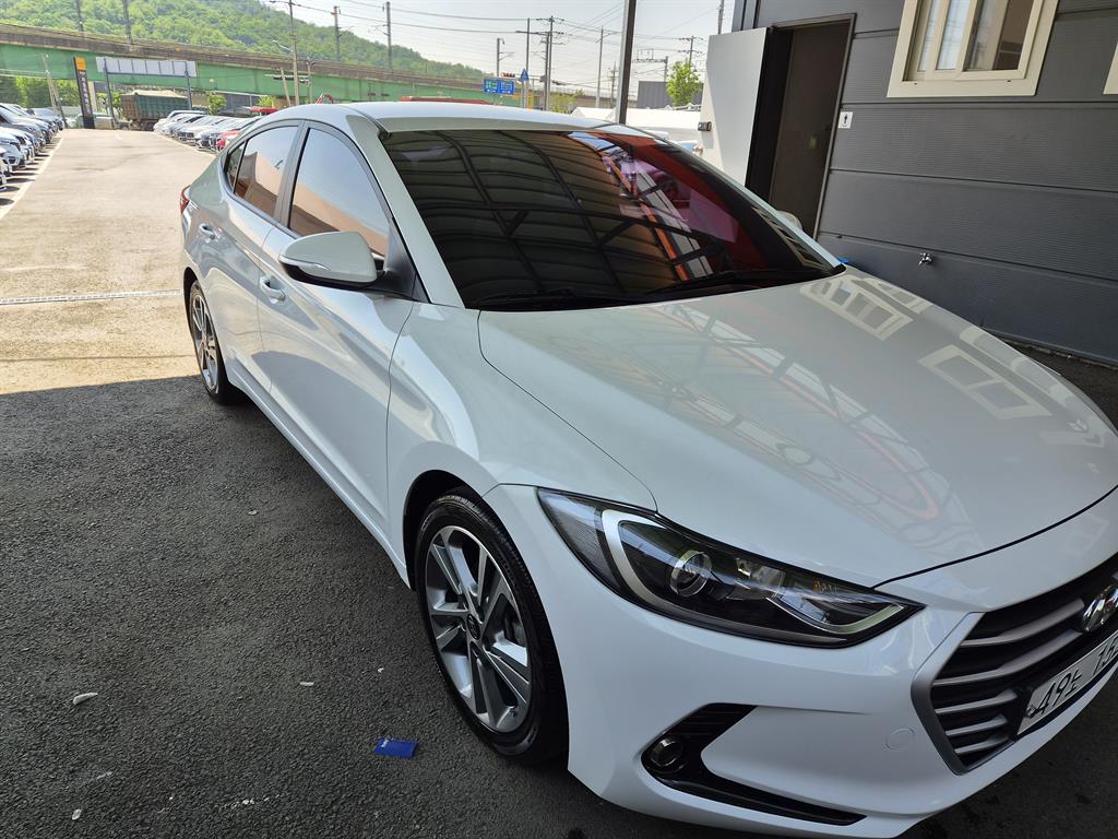 HYUNDAI Avante - Vista 3