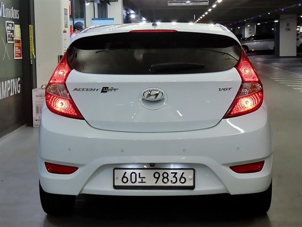 HYUNDAI Accent - Vista 5