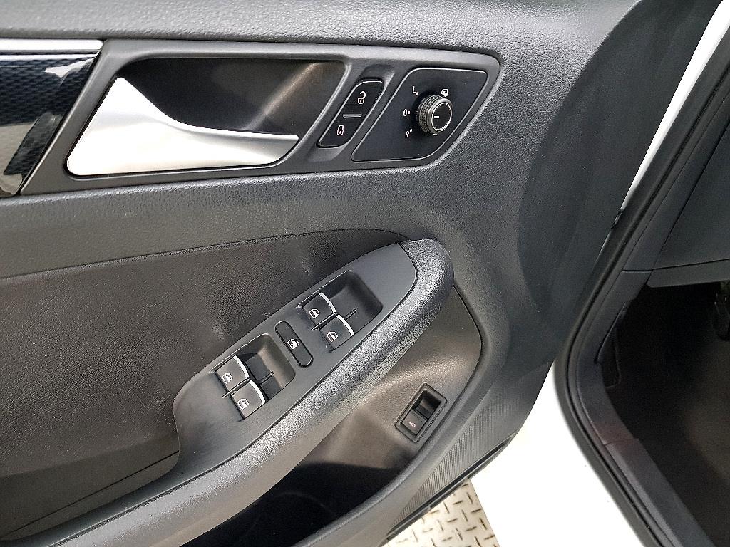 Volkswagen Jetta - Vista 11