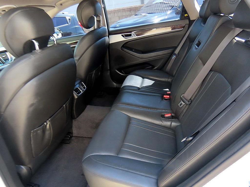 HYUNDAI Genesis - Vista 6