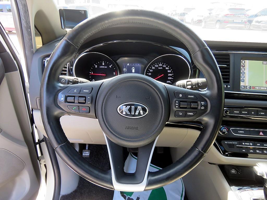 KIA Carnival - Vista 11