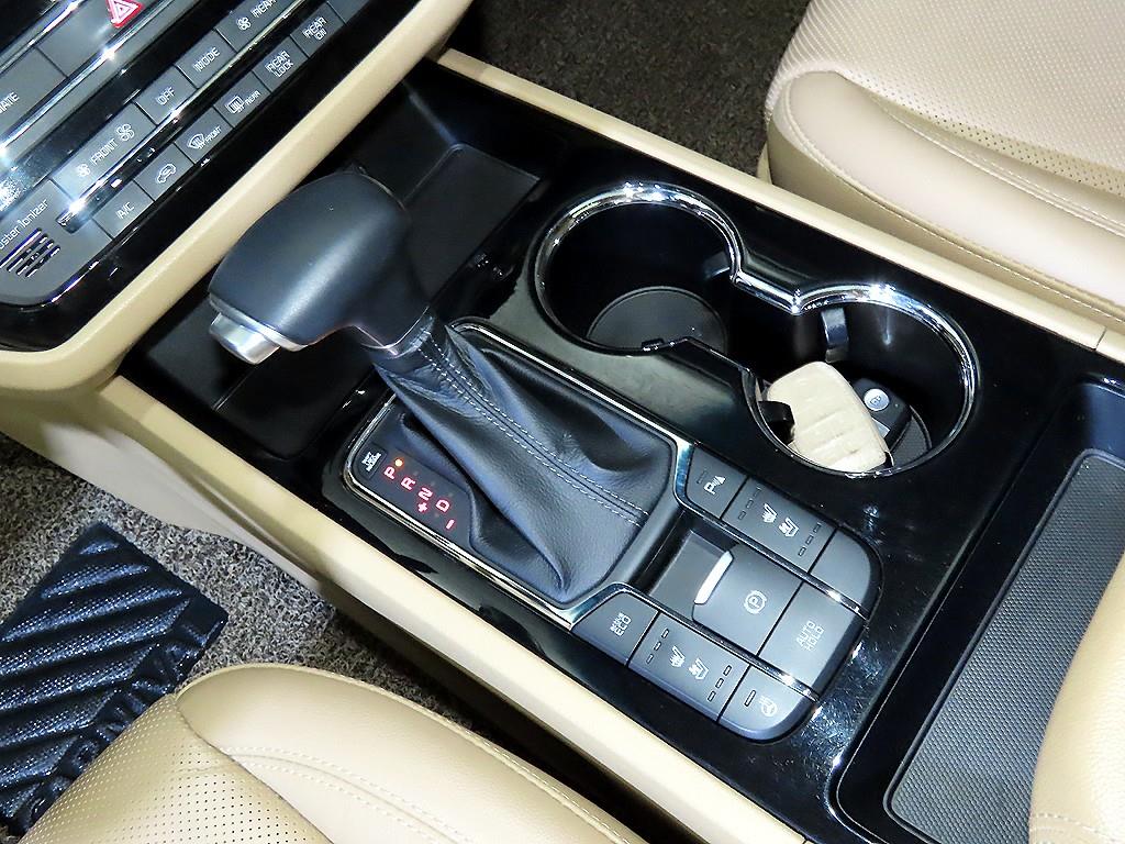 KIA Carnival - Vista 12