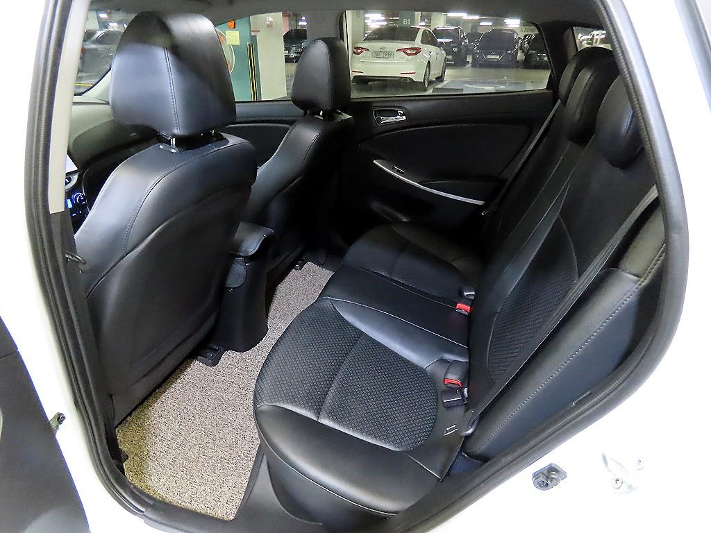 HYUNDAI Accent - Vista 7