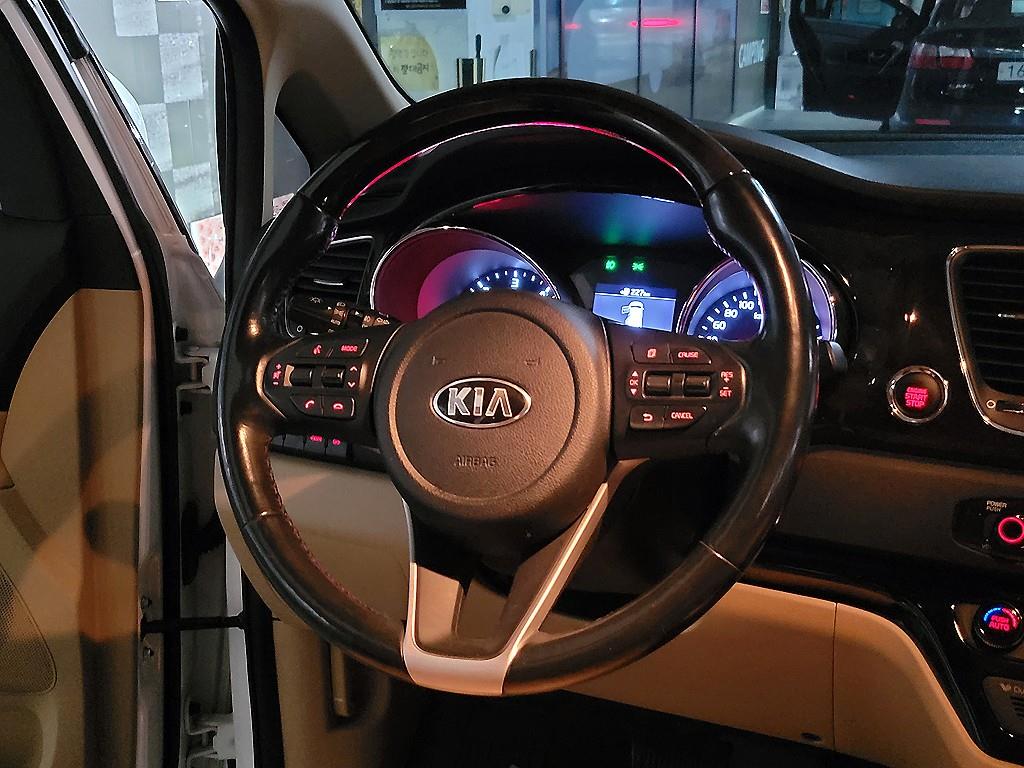 KIA Carnival - Vista 9