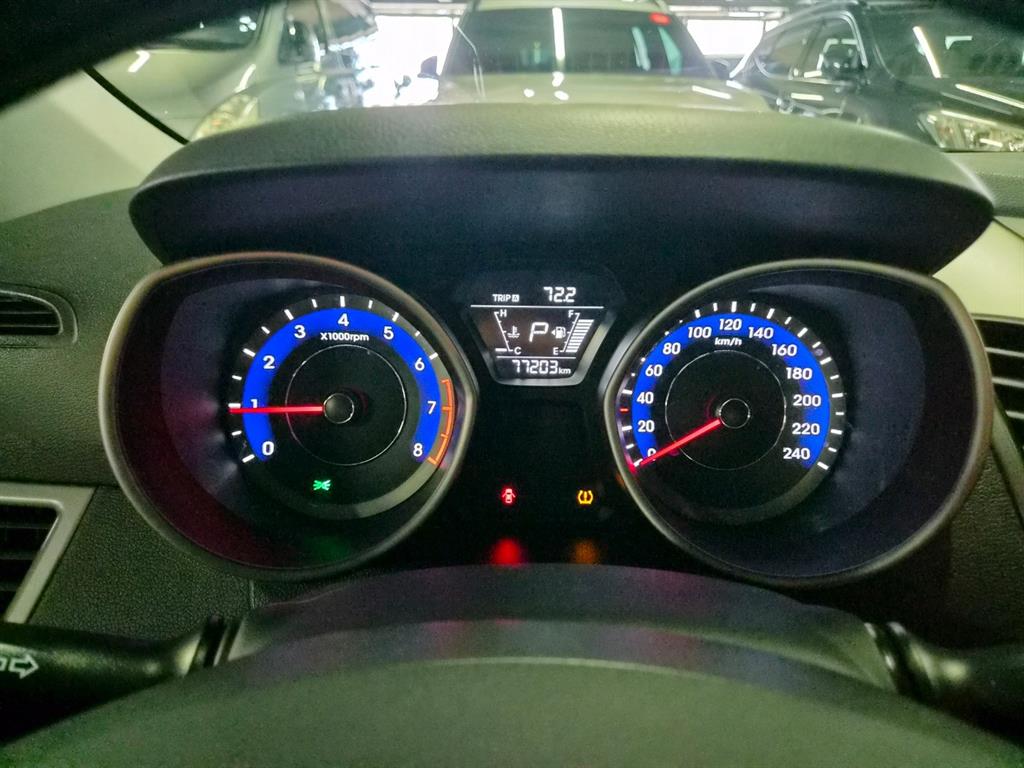 HYUNDAI Avante - Vista 7