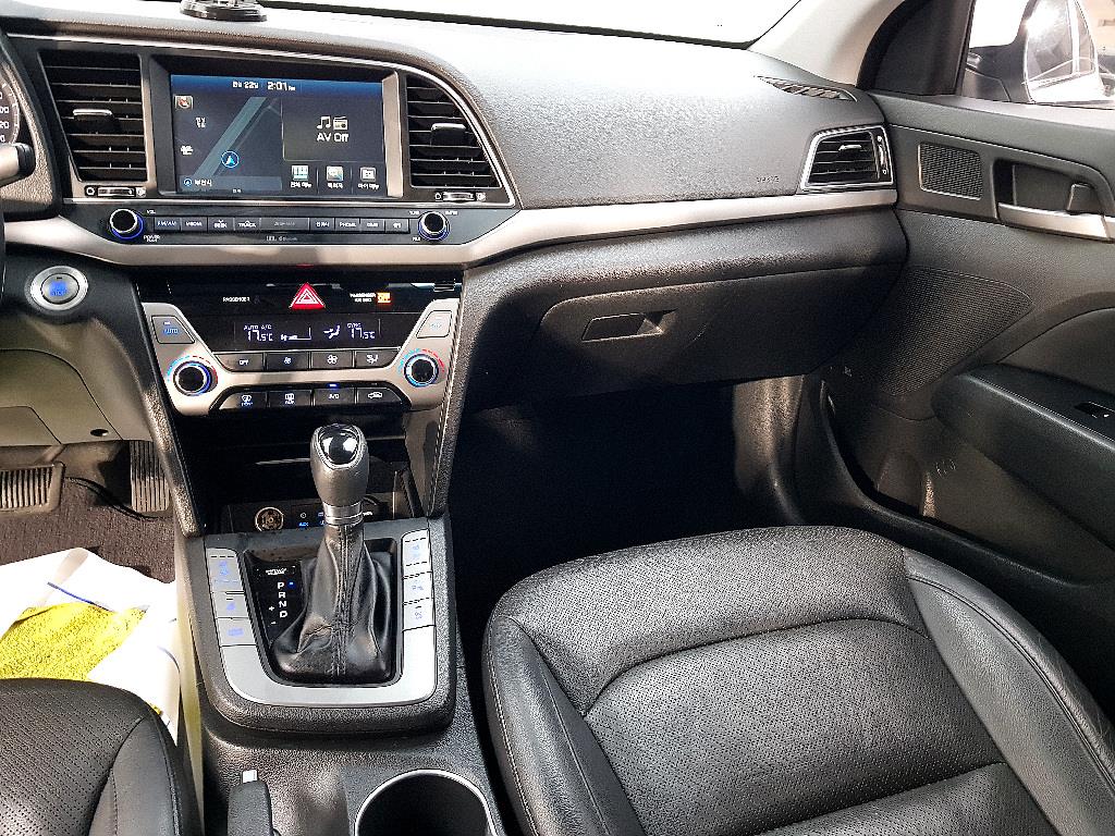 HYUNDAI Avante - Vista 10