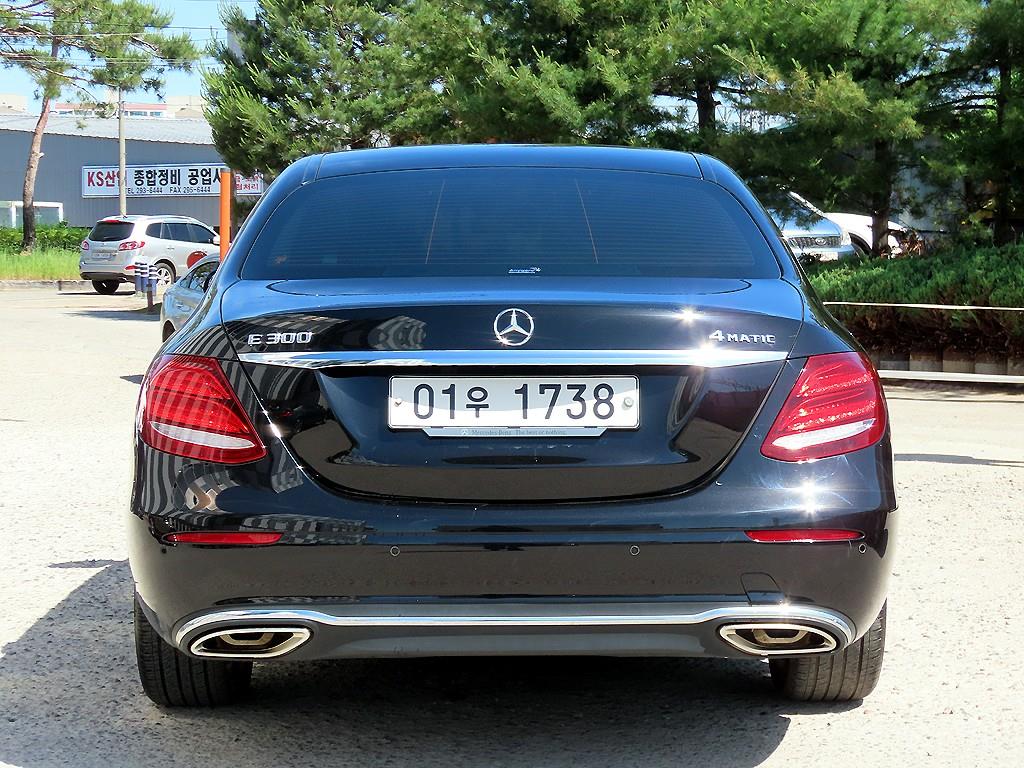 Mercedes Benz E class - Vista 4
