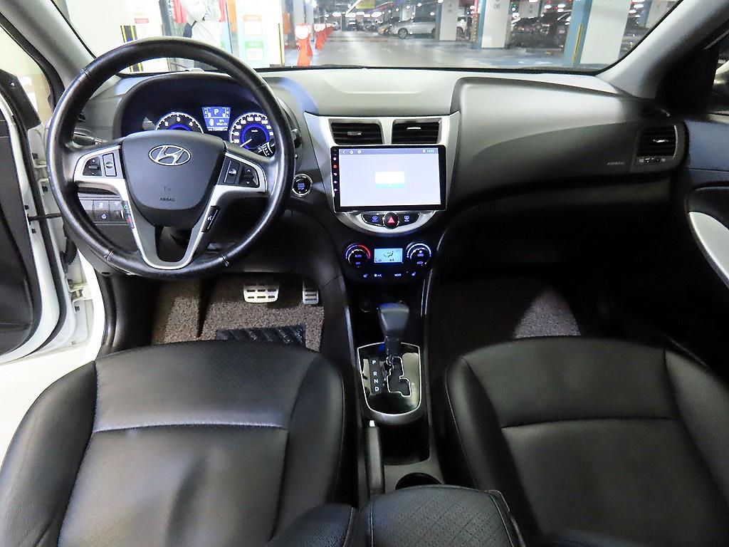 HYUNDAI Accent - Vista 10