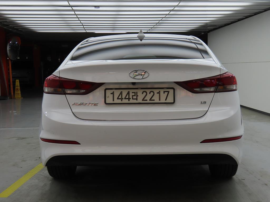 HYUNDAI Avante - Vista 4