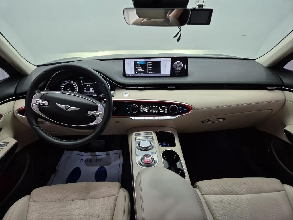 Genesis GV70 - Vista 8