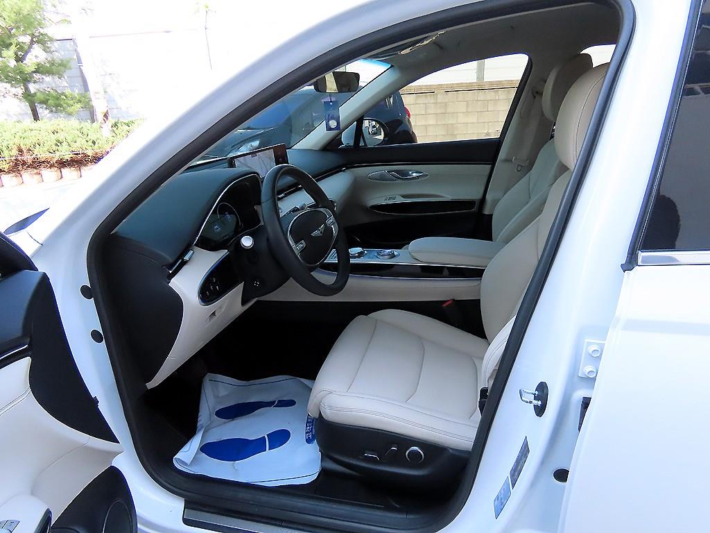 Genesis GV70 - Vista 5