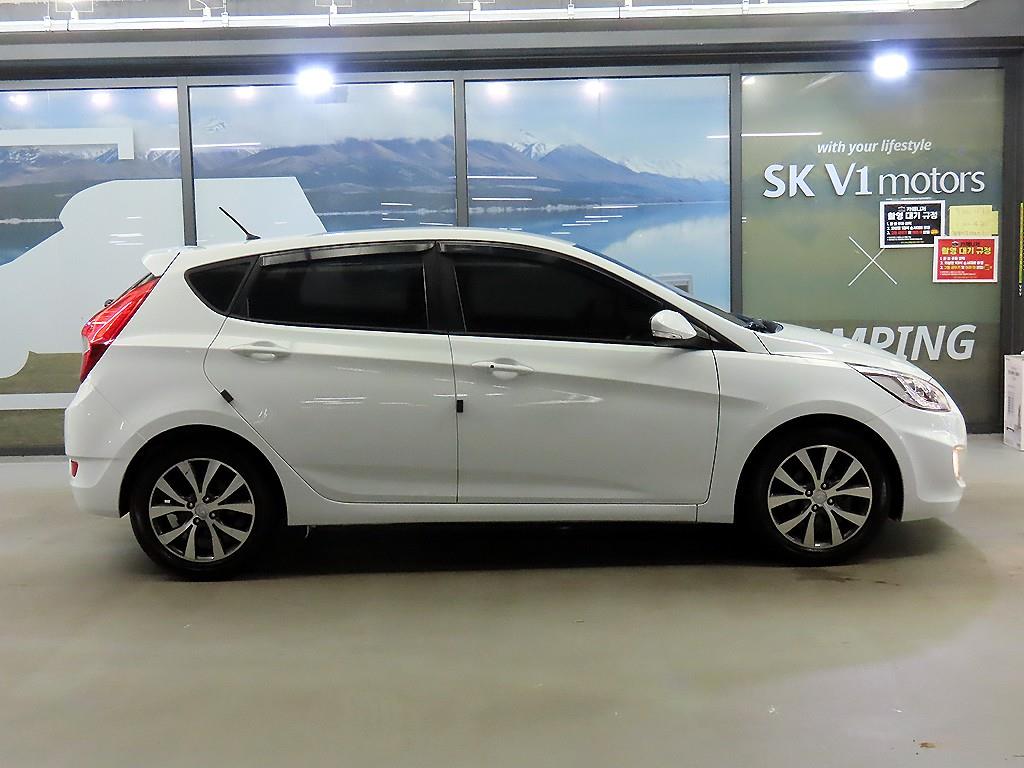 HYUNDAI Accent - Vista 3
