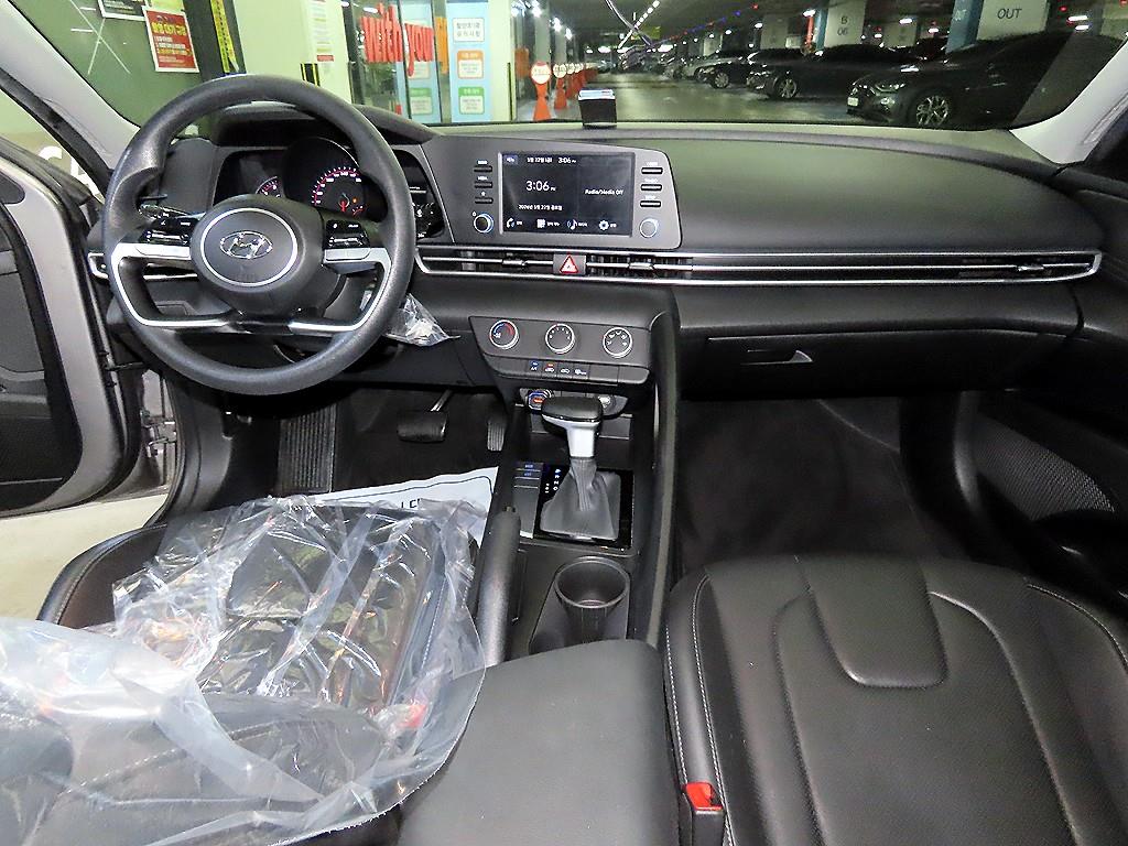 HYUNDAI Avante - Vista 10