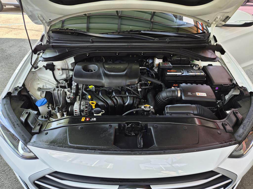 HYUNDAI Avante - Vista 5