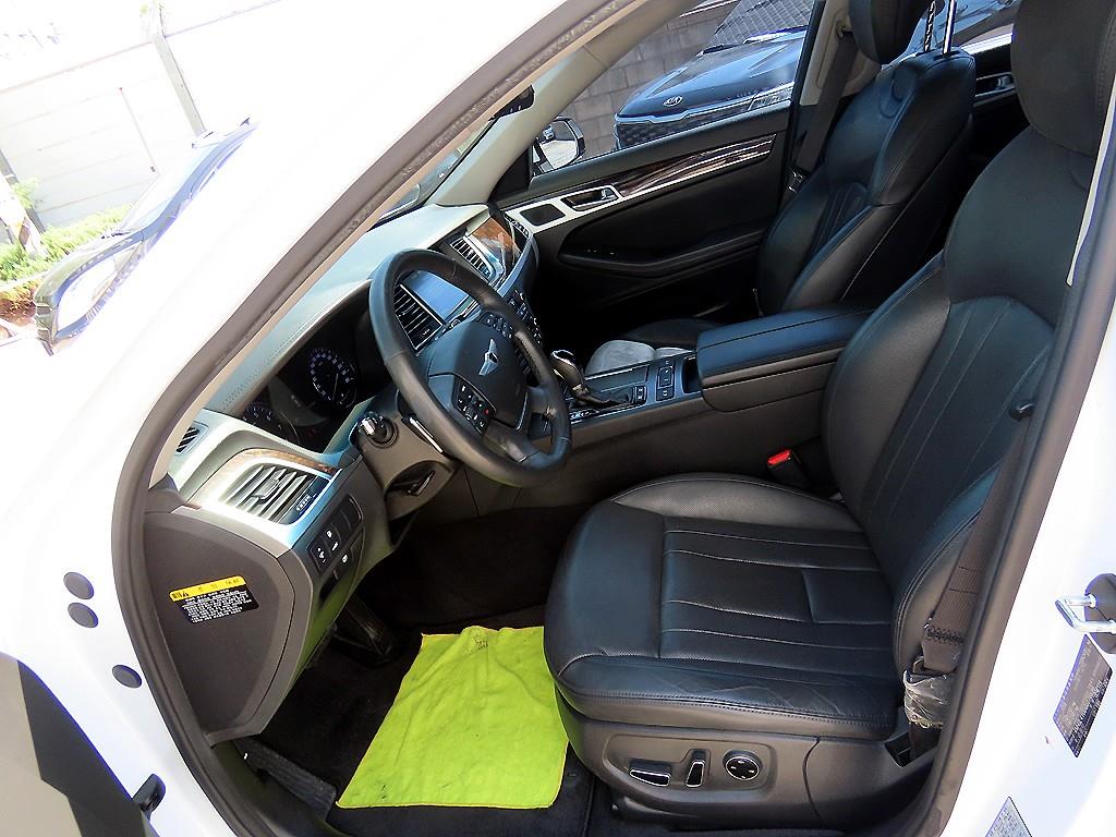 HYUNDAI Genesis - Vista 5