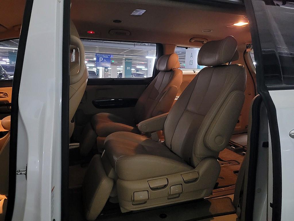 KIA Carnival - Vista 8