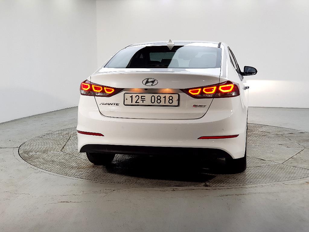 HYUNDAI Avante - Vista 3