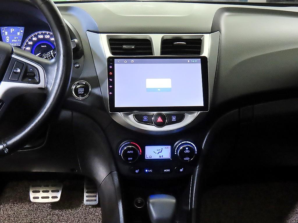 HYUNDAI Accent - Vista 11