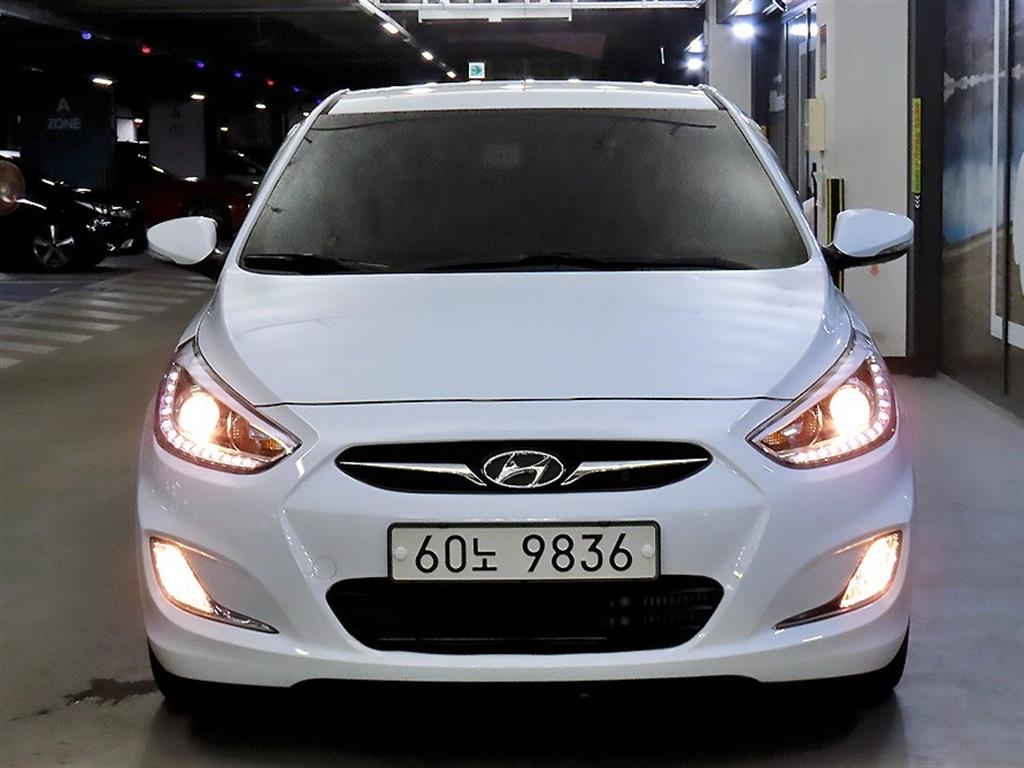 HYUNDAI Accent - Vista 2